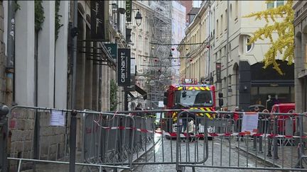 Des pompiers dans une rue de Lille. (France 2)