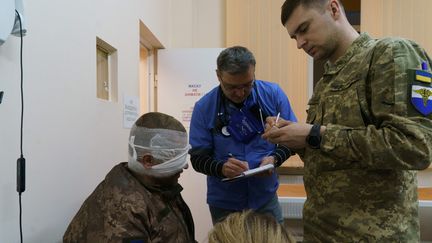 Des médecins examinent un soldat blessé à l'hôpital militaire de Zaporijia, le 31 mars 2022, en pleine invasion de l'Ukraine par la Russie. Photo d'illustration. (EMRE CAYLAK / AFP)