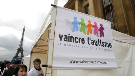 Un stand à Paris lors de la journée mondiale de l'autisme, le 2 avril 2010. (illustration) (FRANCOIS GUILLOT / AFP)