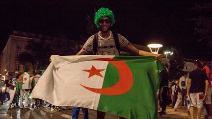 Des supporters alg&eacute;riens f&ecirc;tent la qualification des Fennecs en huiti&egrave;mes de finale de la Coupe du monde &agrave; Lyon (Rh&ocirc;ne), dans la nuit du 26 au 27 juin 2014. (NICOLAS LIPONNE / CITIZENSIDE / AFP)