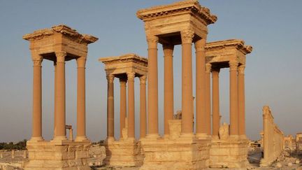 Le Tétrapyle, avant sa destruction par les djihadistes du groupe Etat islamique. Le monument avait été reconstruit par les autorités syriennes en 1963. Une seule colonne, sur les 16, était originale. Les autres étaient en ciment. (AFP - MANUEL COHEN - MCOHEN)