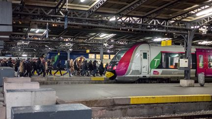 Des voyageurs s'apprêtent à prendre un Transilien, à la gare de l'Est, à Paris, le 17 décembre 2019. (SEVERINE CARREAU / HANS LUCAS / AFP)