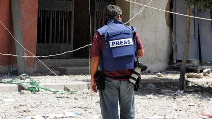 Un journaliste couvre le conflit isra&eacute;lo-libanais, au Liban, en ao&ucirc;t 2006. (ALFRED/SIPA)