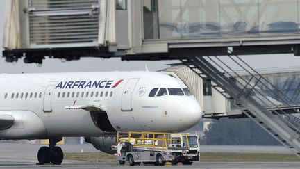 Un avion d'Air France sur le tarmac de l'a&eacute;roport Nantes-Atlantique, le 2 avril 2013. (JEAN-SEBASTIEN EVRARD / AFP)