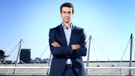 Tony Estanguet pose à Paris, le 2 octobre 2015. (BRUNO COUTIER / AFP)