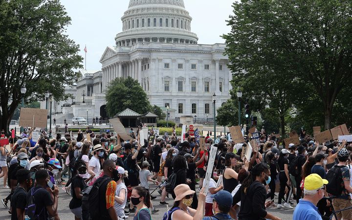 Des manifestants devant le Capitole, le 6 juin 2020 à Washington (Etats-Unis). (CHIP SOMODEVILLA / GETTY IMAGES NORTH AMERICA / AFP)