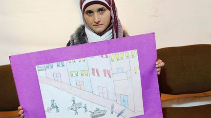 Le 8 février 2012, Emel, jeune Syrienne de 14 ans, montre un de ses dessins. 

Le dessin permet à beaucoup d’enfants traumatisés par la violence des conflits armés de dire ce qu’ils ont vécu. Si un une image vaut 1 000 mots, alors les dessins d’Emel en valent un million. ( REUTERS/Murad Sezer )