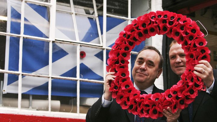 Alex Salmond (G) et Alec Mc Leish, alors entra&icirc;neur de l'&eacute;quipe d'Ecosse de football, le 31 octobre 2007, &agrave; Edimbourg (Royaume-Uni). (DAVID MOIR / REUTERS)