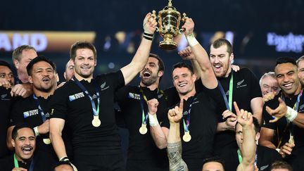 Richie McCaw (gauche) et Dan Carter soul&egrave;vent le troph&eacute;e Webb Ellis apr&egrave;s avoir remport&eacute; la Coupe du monde de rugby face &agrave; l'Australie, &agrave; Twickenham (Royaume-Uni), le 31 octobre 2015. (  MAXPPP)