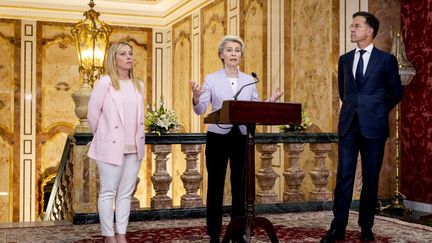 La présidente de la Commission européenne, Ursula von der Leyen, lors d'une conférence de presse avec la Première ministre italienne, Georgia Meloni, et le Premier ministre néerlandais, Mark Rutte, à Tunis (Tunisie), le 11 juin 2023. (KOEN VAN WEEL / ANP MAG / AFP)