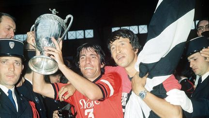 Louis Cardiet soulève la Coupe de France après une victoire contre l'Olympique lyonnais, le 20 juin 1971 au stade Yves-du-Manoir à Colombes (Hauts-de-Seine). (ARCHIVES OUEST FRANCE / MAXPPP TEAMSHOOT)