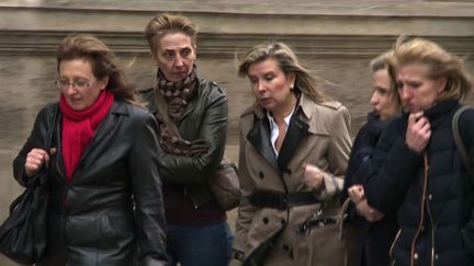 Les filles de Jacqueline Sauvage&nbsp;arrivent à l'Elysée avec leurs avocates pour y rencontrer François Hollande, le 29 janvier 2016. (AGNES COUDDURIER-CURVEUR / AFP)