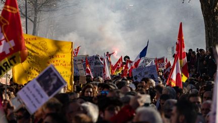 Des manifestants contre la réforme des retraites, à Albi, dans le Tarn, le 16 février 2023. (JEROME GILLES / NURPHOTO / AFP)