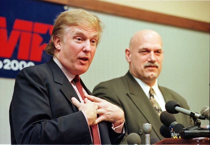 Donald Trump (g) et Jesse Ventura, gouverneur du Minnesota, le 7 janvier 2000.&nbsp; (STRINGER . / X80002)