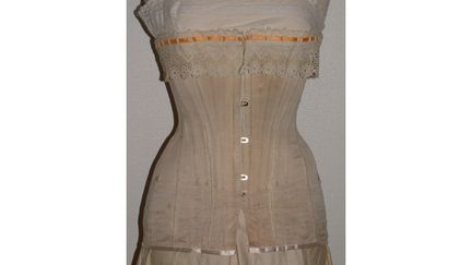 Corset forme Directoire. Début du XXe siècle.
 (Musée de la Chemiserie)