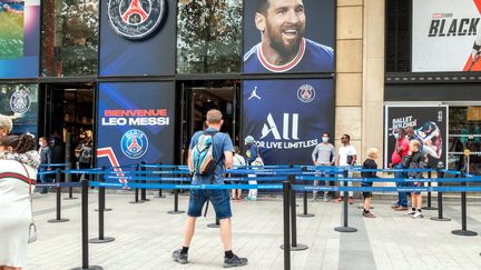 Boutique du PSG sur les Champs-Elysées à Paris, le 23 août 2021.&nbsp; (BRUNO LEVESQUE / MAXPPP)