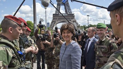 La ministre des Armées, Sylvie Goulard, dialogue avec des militaires de l'opération Sentinelle, devant la tour Eiffel à Paris, le 20 mai 2017. (MICHEL EULER / AFP)