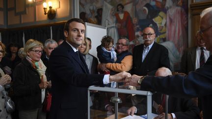 Le candidat d'En Marche !, Emmanuel Macron, vote au Touquet (Pas-de-Calais), le 23 avril 2017. (ERIC FEFERBERG / AFP)