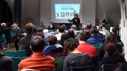 Charlotte Marchandise-Franquet (ci-contre à la tribune), 42 ans, consultante-formatrice, a remporté le 2 janvier le second tour de LaPrimaire.org, primaire en ligne dont l’objectif est de présenter un candidat-citoyen en dehors de tout parti. (PATRICK HERTZOG / AFP)