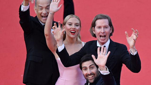 Wes Anderson, Tom Hanks, Scarlett Johansson et Jason Schwartzman ont fait le show tapis rouge cannois. Venus présenter "Asteroid City", le dernier film du réalisateur, ils ont fait vibrer la Croisette et captivé l'attention des photographes. (ANTONIN THUILLIER / AFP)