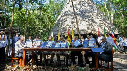 Les dirigeants ou représentants de sept pays de la région&nbsp;signent un pacte de protection de l'Amazonie,&nbsp;à&nbsp;Leticia (Colombie) le 6 septembre 2019. (RAUL ARBOLEDA / AFP)