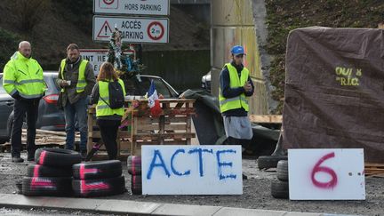 Des "gilets jaunes" occupent un rond-point près d'un centre commercial, le 16 décembre 2018 à Nantes. (MAXPPP)