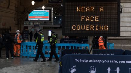 Panneau d'affichage : "Portez un masque facial" à Londres (Grande-Bretagne), le 22 décembre 2020. (WIKTOR SZYMANOWICZ / NURPHOTO)