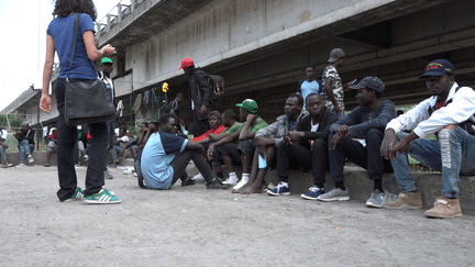 Près de Vintimille, des migrants se sont arrêtés sous un autopont. (FARIDA NOUAR / RADIOFRANCE)