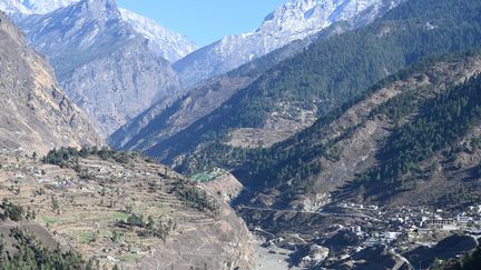 Vue aérienne d'un barrage détruit par une crue subite suite à la rupture d'un glacier de l'Himalaya, le 7 février 2021 à Chamoli, en Inde. (SAJJAD HUSSAIN / AFP)