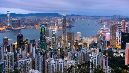 Vue de la "jungle de béton" que constitue l'enchevêtrement des buildings sur l'île de Hong Kong. (VINCENT ISORE / MAXPPP)