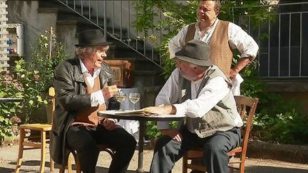 Le spectacle déambulatoire "Le café de la passerelle" fait revivre au public les premiers jours de la libération de Grenoble&nbsp;&nbsp; (Y.Glo / France Télévisions)