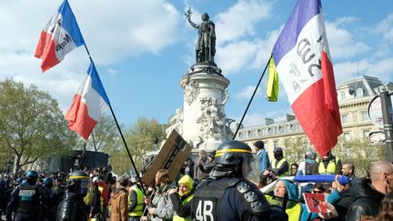 Les "gilets jaunes", place de la République à Paris, le 13 avril 2019. (NATHANAEL CHARBONNIER / FRANCE-INFO)