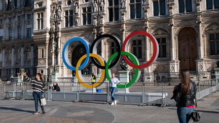 Les anneaux olympiques sont installés devant l'hôtel de ville de Paris, le 20 octobre 2017. (EMERIC FOHLEN / NURPHOTO / AFP)