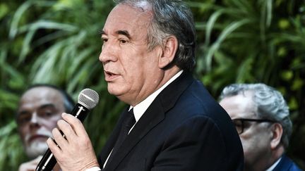 François Bayrou s'exprime durant une conférence de presse, le 5 mai 2022. (STEPHANE DE SAKUTIN / AFP)