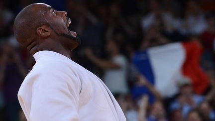 Teddy Riner exulte apr&egrave;s sa victoire en finale de judo, cat&eacute;gorie de + de 100 kilos, le 3 ao&ucirc;t 2012 &agrave; Londres. (EMMANUEL DUNAND / AFP)