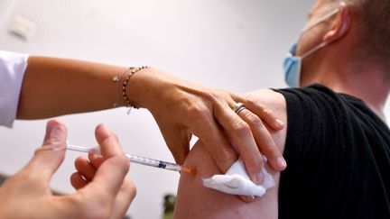 Un patient reçoit une dose de vaccin contre la variole du singe, le 6 août 2022. Photo d'illustration. (FRANCOIS LO PRESTI / AFP)