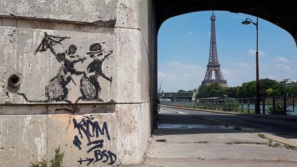 Une œuvre du street-artist Banksy à Paris, en juin 2018. (STÉPHANIE BERLU / FRANCE-INFO)