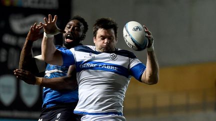 Duel aérien entre le Montpellierain Fulgence Ouedraogo et le Castrais Rodrigo Capo-Ortega, les deux joueurs-symboles de leur club (ANNE-CHRISTINE POUJOULAT / AFP)