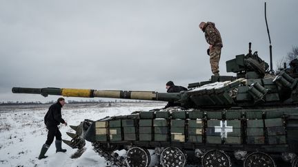 Des soldats ukrainiens sur un char T-64 dans la région de Donestk (est du pays), le 4 février 2023. (YASUYOSHI CHIBA / AFP)