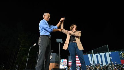 L'ex-président des Etats-Unis Barack Obama au côté de Kamala Harris lors d'un meeting de campagne, le 24 octobre 2024 à Clarkston, en Géorgie. (DREW ANGERER / AFP)