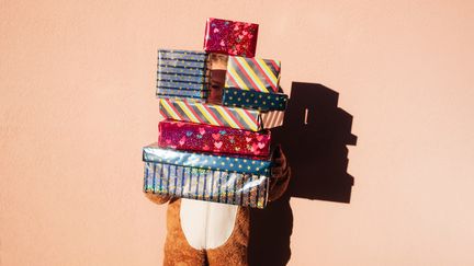 Pour Noël, pensez aux jouets de seconde main. "On estime que 110.000 tonnes de jouets sont jetés chaque année, explique Syvlie Metzelard, du magazine "60 Millions de consommateurs", et que 440.000 tonnes sont stockées dans plus de 28 millions de foyers." (MARYNA TERLETSKA / MOMENT RF / GETTY IMAGES)