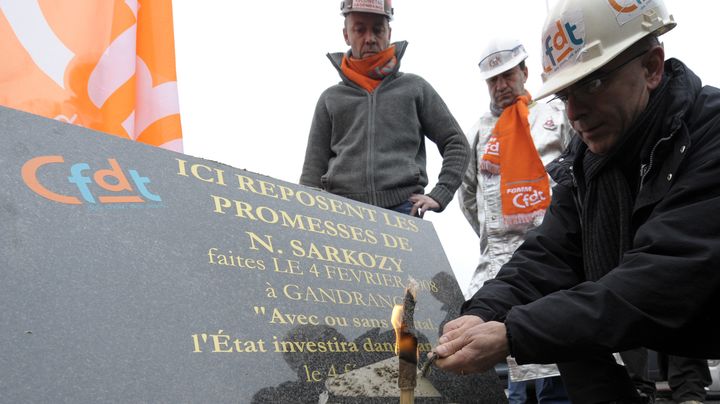 Des salari&eacute;s de Gandrange &eacute;rigent une st&egrave;le en m&eacute;moire des promesses de Nicolas Sarkozy, un an apr&egrave;s sa visite sur le site, en 2009. (JEAN-CHRISTOPHE VERHAEGEN / AFP)