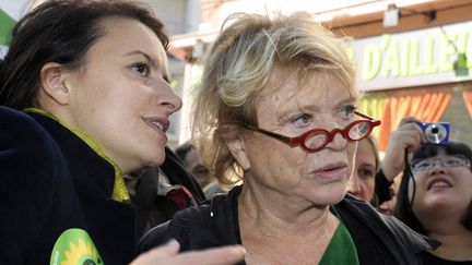 La secr&eacute;taire g&eacute;n&eacute;rale d'Europe Ecologie&nbsp;Les Verts, C&eacute;cile Duflot (&agrave; gauche) et la candidate du parti &agrave; la pr&eacute;sidentielle, Eva Joly, le 15 octobre 2011 &agrave; Rennes (Ille-et-Vilaine). (DAMIEN MEYER / AFP)