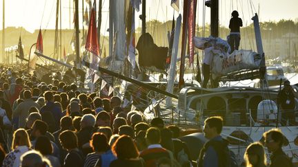 Une foule de spectateurs venus supporter les skippers du Vendée Globe, avant leur départ, le 31 octobre 2016. (LOIC VENANCE / AFP)