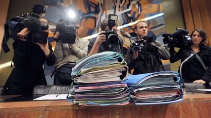 Des journalistes en train de filmer et de photographier les piles du dossier judiciaire de Cédrick Horneck (26-5-2010) (AFP - FRANK PERRY)