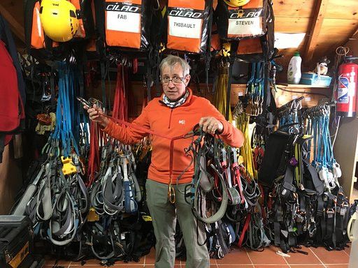 Gilles Riocreux, gérant du parc "Mont Dore Aventures" à Mont-Dore (Puy-de-Dôme), un parc d'accrobranche, mercredi 29 avril 2020. Il va devoir désinfecter systématiquement tout le matériel prêté aux visiteurs cet été. (MARC GAVERNES / RADIO FRANCE)