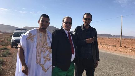 Le militant sahraoui pour les droits de l'Homme Mbarek Daoudi (au centre) à sa sortie du centre pénitentiaire de Bouizakarne au nord de Guelmim, le 28 mars 2019. ((Caraso75))