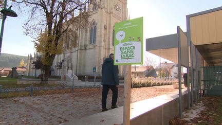 La ville de Doubs, près de Pontarlier, a instauré des zones sans tabac (FRANCE 3)