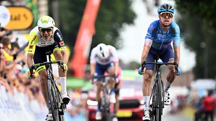 Le coureur australien Simon Clarke (en bleu) remporte la cinquième étape du Tour de France, le 6 juillet 2022. (JASPER JACOBS / BELGA MAG / AFP)