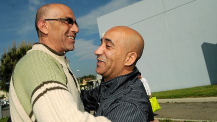 Abderrahim&nbsp;El-Jabri (&agrave; droite), accueilli &agrave; sa sortie de prison le 16 avril 2011 par Abdelkader Azzimani, lib&eacute;r&eacute; deux ans plus t&ocirc;t dans la m&ecirc;me affaire, &agrave; Montpellier (H&eacute;rault).&nbsp; (MAXPPP)